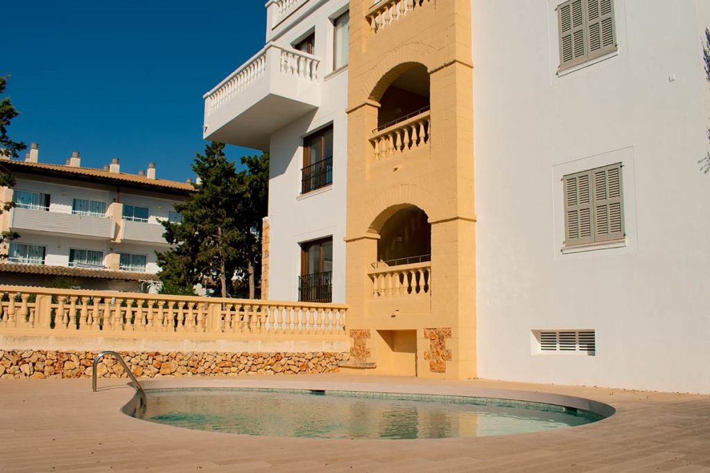 Piscina apartamentos edificio Els Rossinyols Port Verd Cala Bona