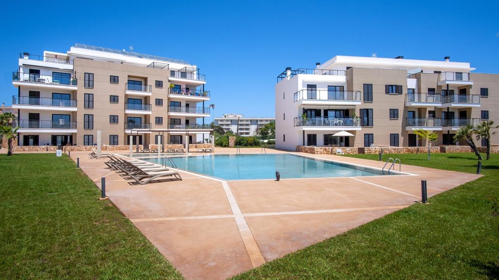 Piscina terraza apartamentos edificio Tamarell en Sa Coma, Mallorca