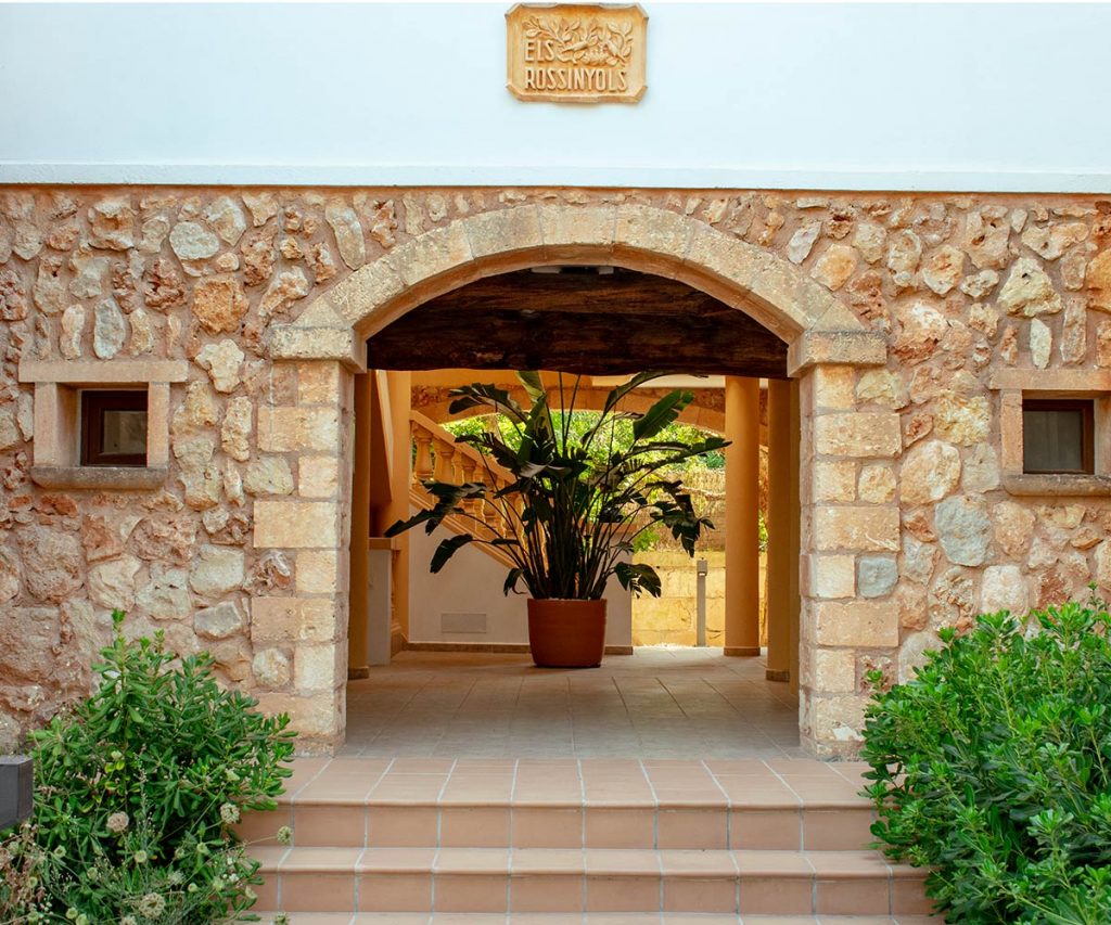 Entrada apartamentos edificio Els Rossinyols Port Verd Cala Bona